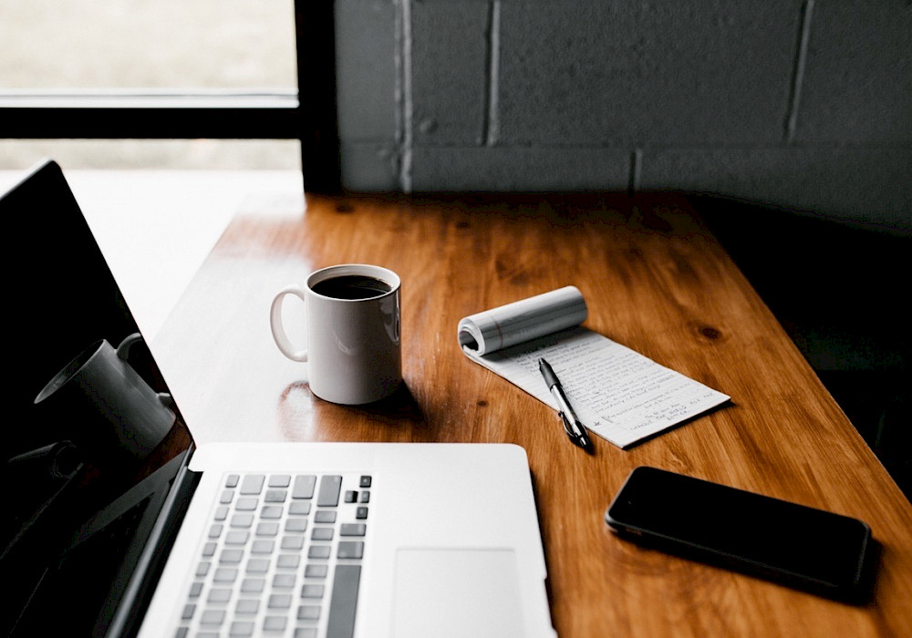 Laptop mit Kaffee